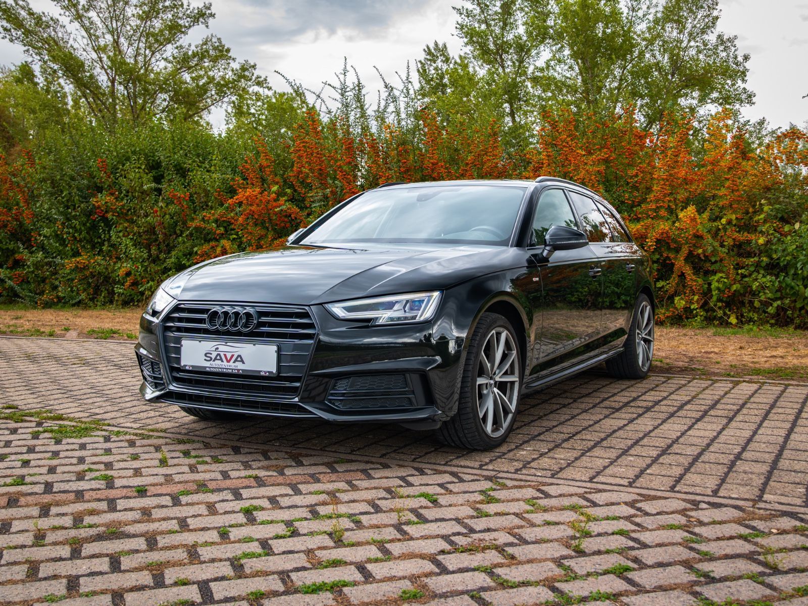 Audi A4 Avant sport/ TÜV NEU/ LED/ S-Line bei Autozentrum Sava in Oestrich-Winkel