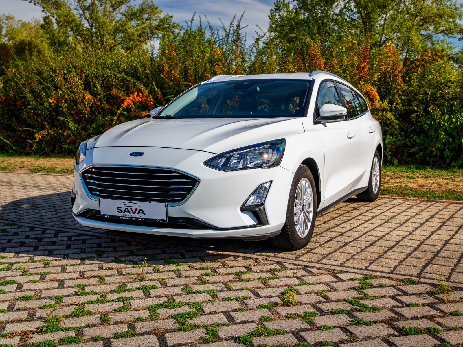 Ford Focus Turnier Titanium/ HeadUp/ AHK/ Kamera/ LED bei Autozentrum Sava in Oestrich-Winkel