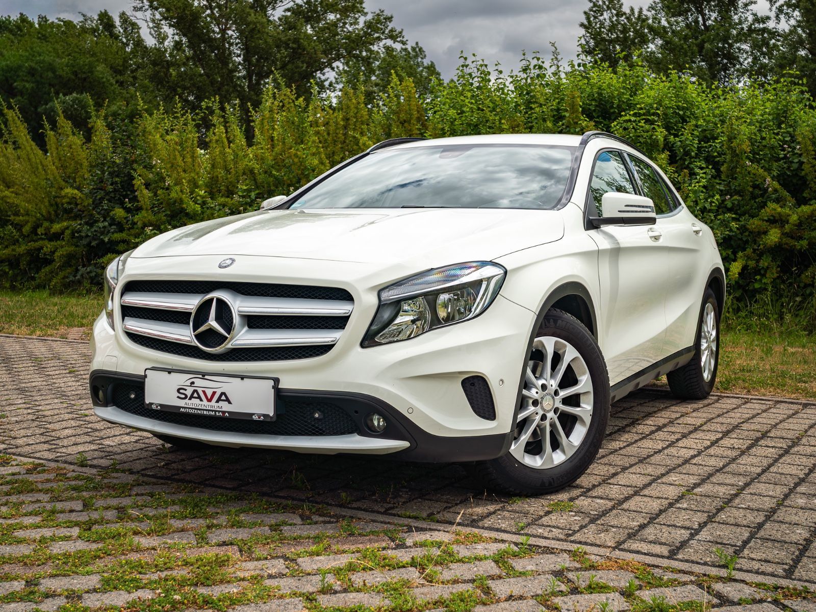 Mercedes-Benz GLA 200 Unfallfrei*8fach Bereift*2 Hand bei Autozentrum Sava in Oestrich-Winkel